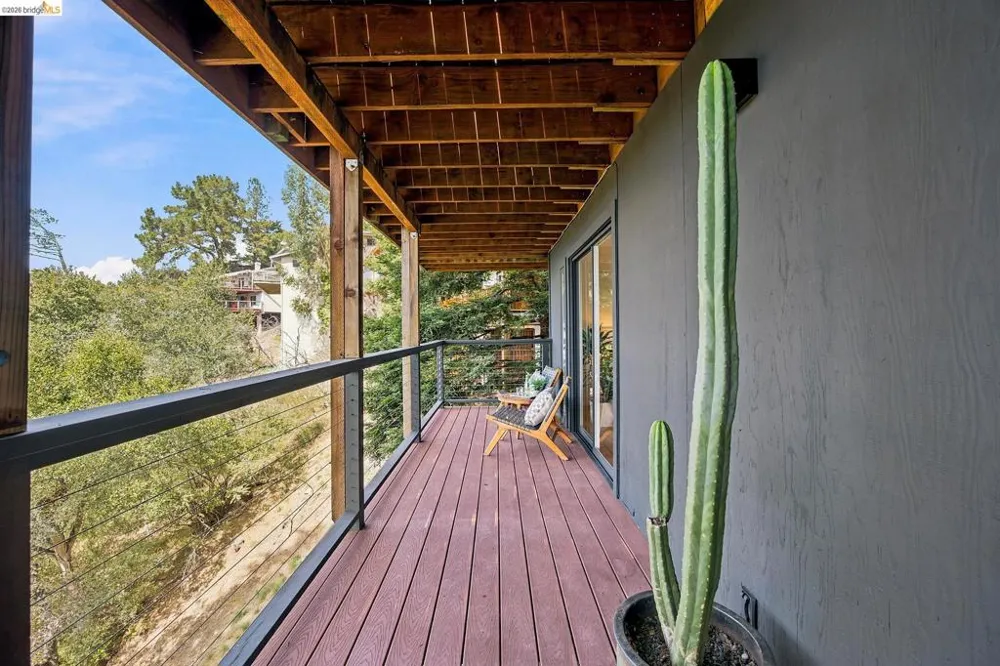 6833 Snake Road Oakland, CA 94611