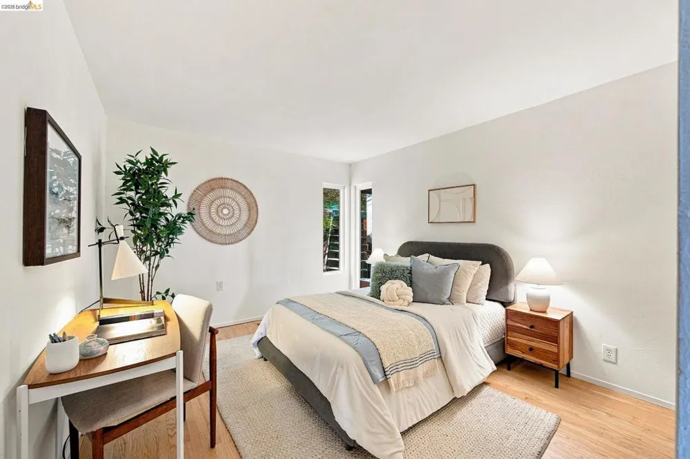 6833 Snake Road Oakland, CA 94611