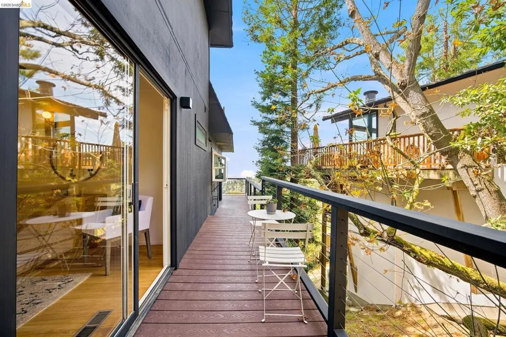 6833 Snake Road Oakland, CA 94611
