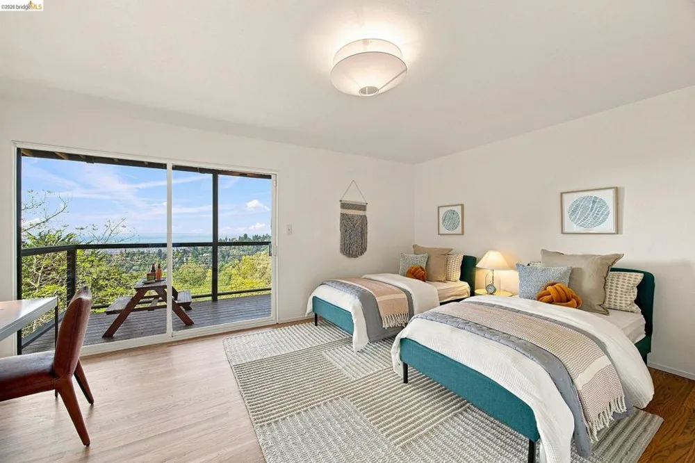 6833 Snake Road Oakland, CA 94611