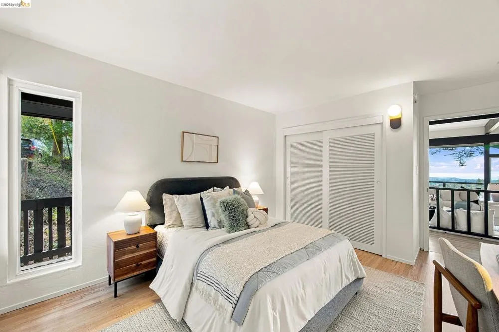 6833 Snake Road Oakland, CA 94611