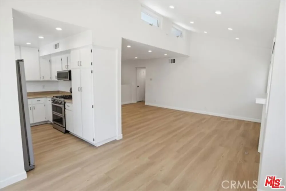 10566 Sunland Boulevard #7 Los Angeles, CA 91040