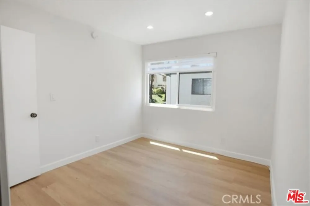 10566 Sunland Boulevard #7 Los Angeles, CA 91040