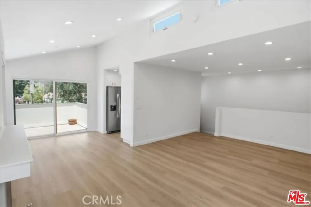 10566 Sunland Boulevard #7 Los Angeles, CA 91040