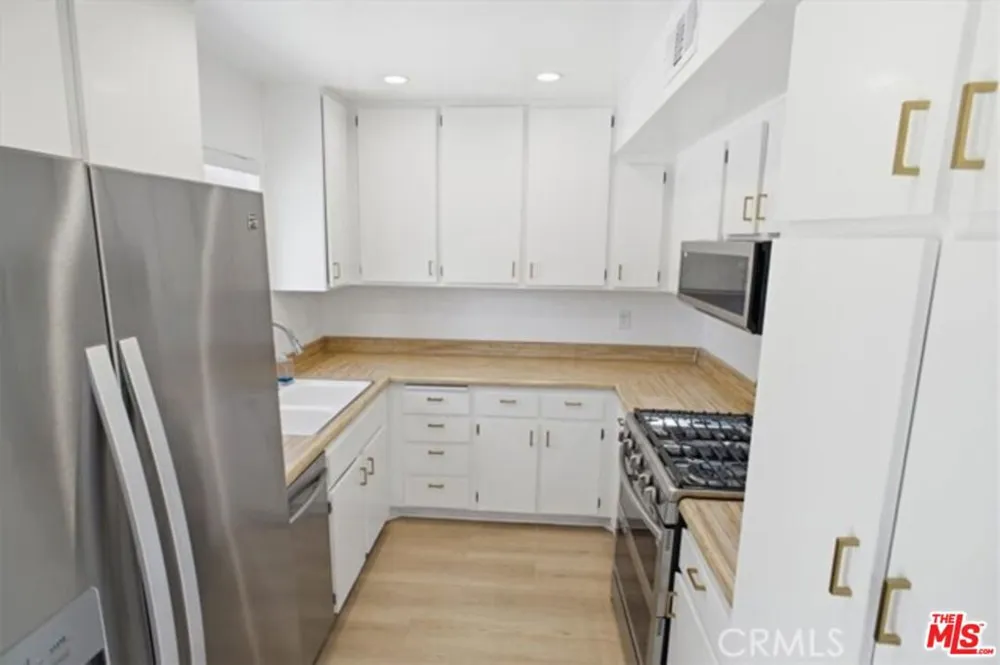 10566 Sunland Boulevard #7 Los Angeles, CA 91040