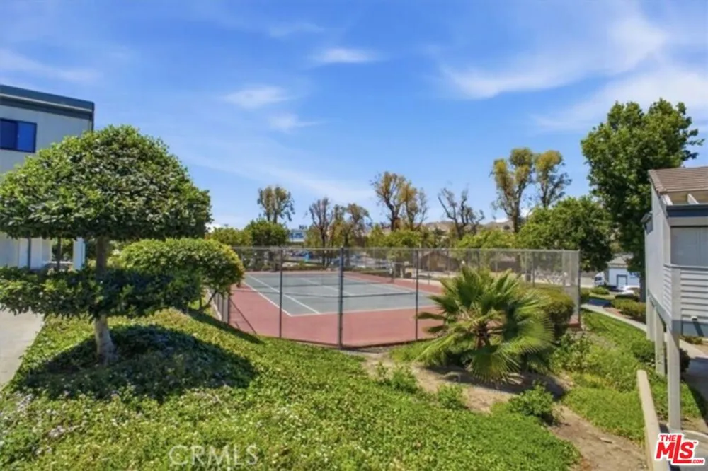 10566 Sunland Boulevard #7 Los Angeles, CA 91040