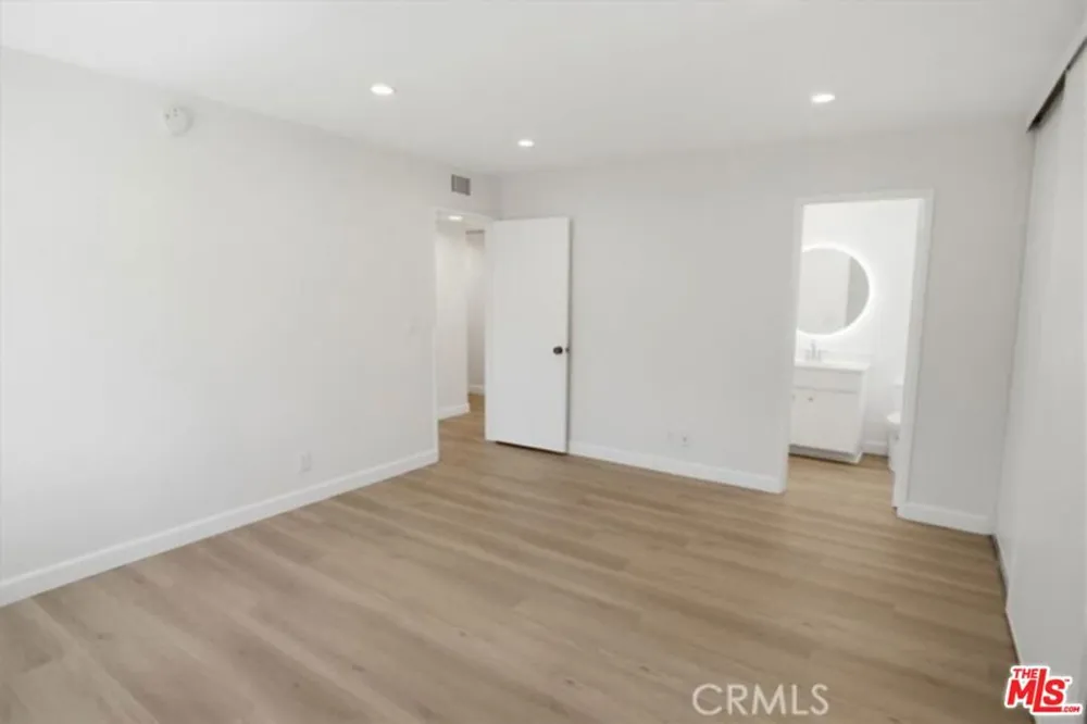 10566 Sunland Boulevard #7 Los Angeles, CA 91040