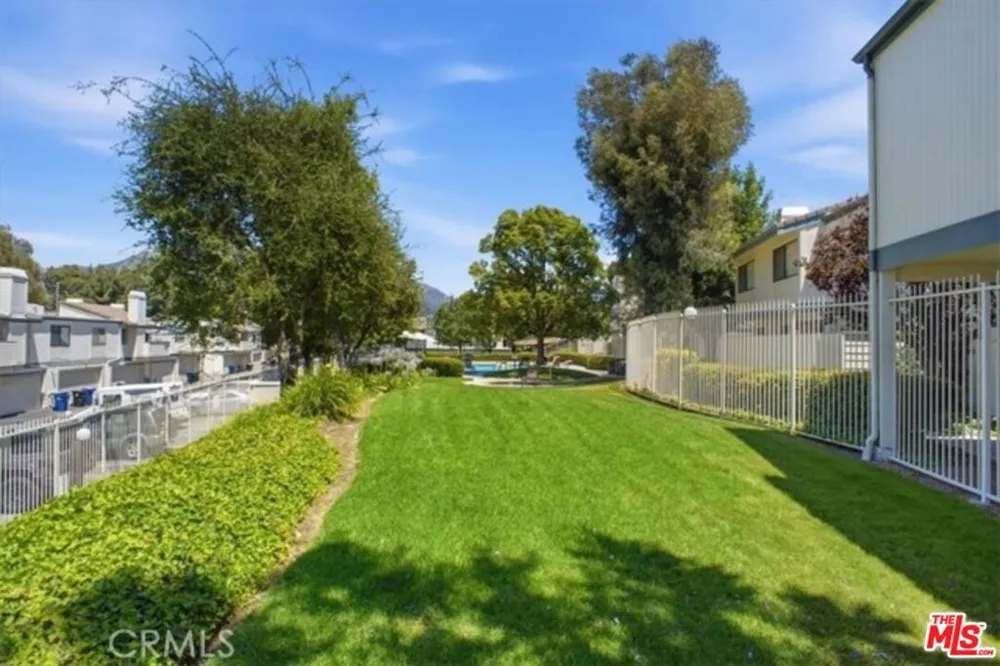 10566 Sunland Boulevard #7 Los Angeles, CA 91040
