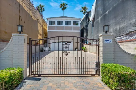 923 E Balboa Boulevard