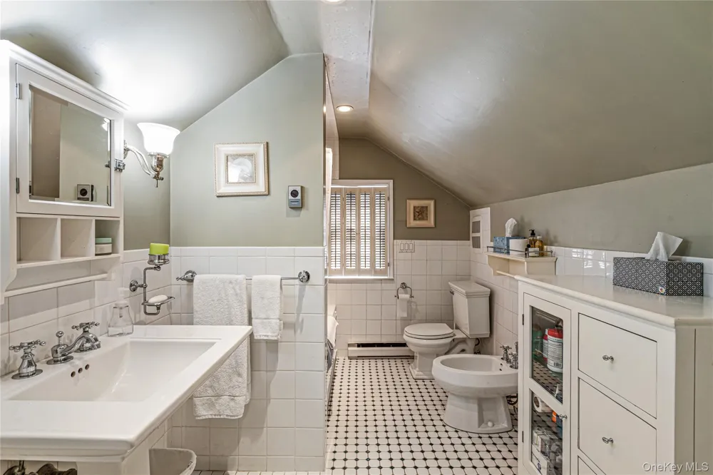 84 Bayville Road Locust Valley, NY 11560