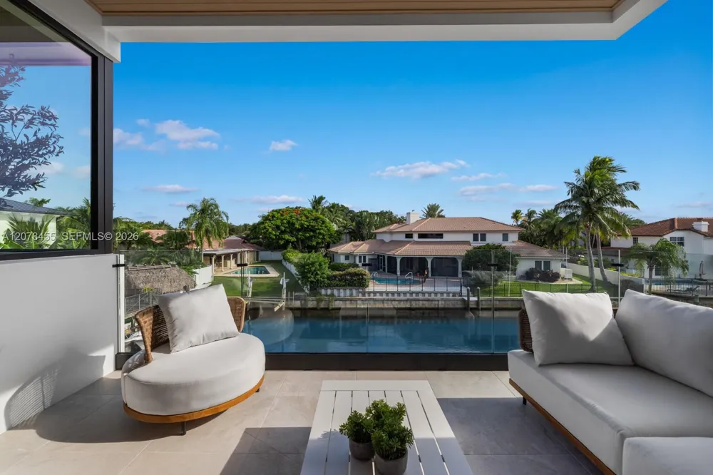 252 SW 14th Pl Boca Raton, FL 33432
