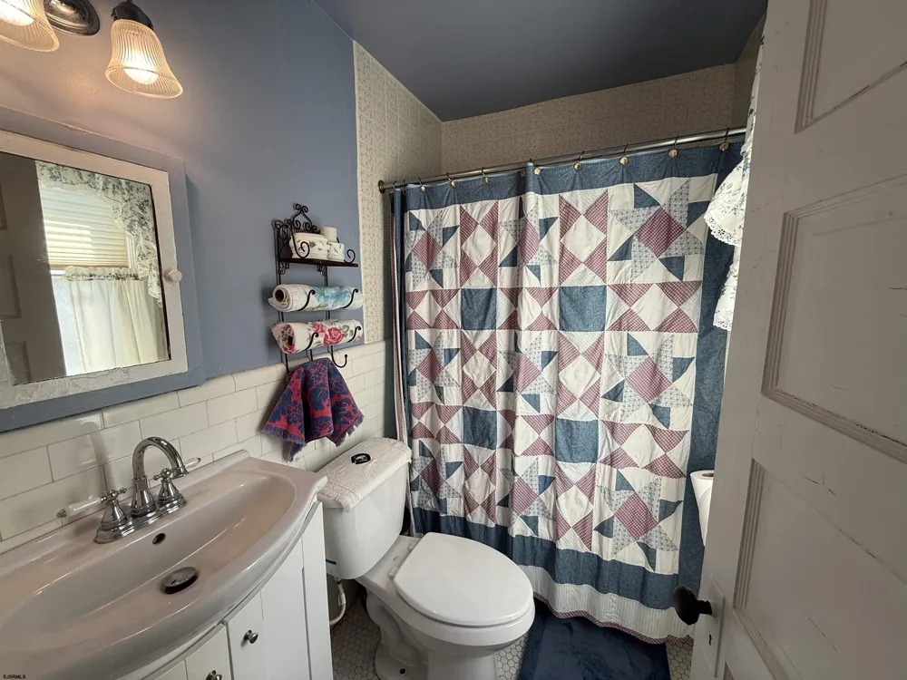 135 N Avolyn Ave Ventnor, NJ 08406