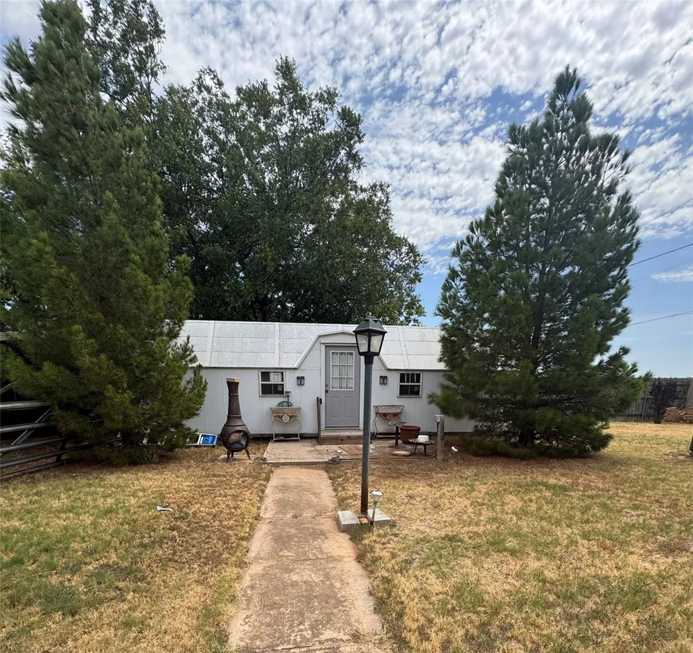 1505 S Main Street Quanah, TX 79252