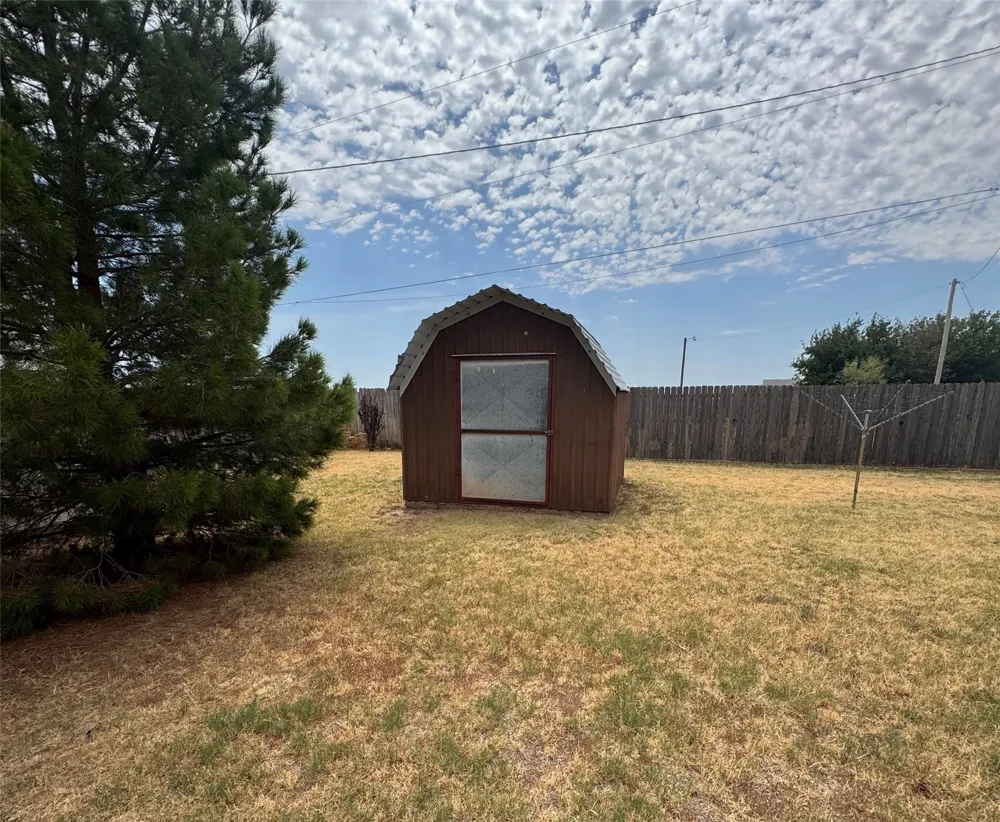 1505 S Main Street Quanah, TX 79252