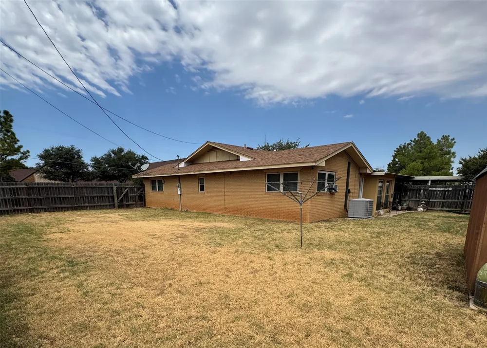 1505 S Main Street Quanah, TX 79252