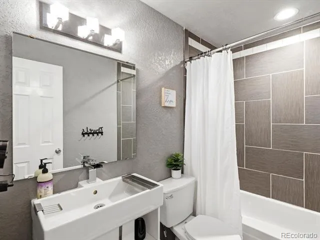 9105 W Bellwood Place Denver, CO 80123