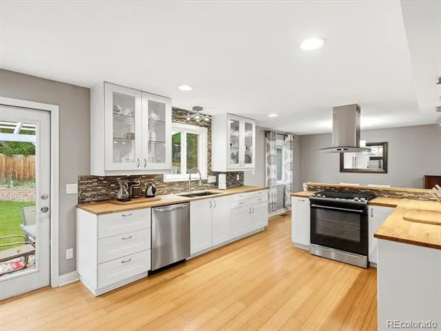 9105 W Bellwood Place Denver, CO 80123