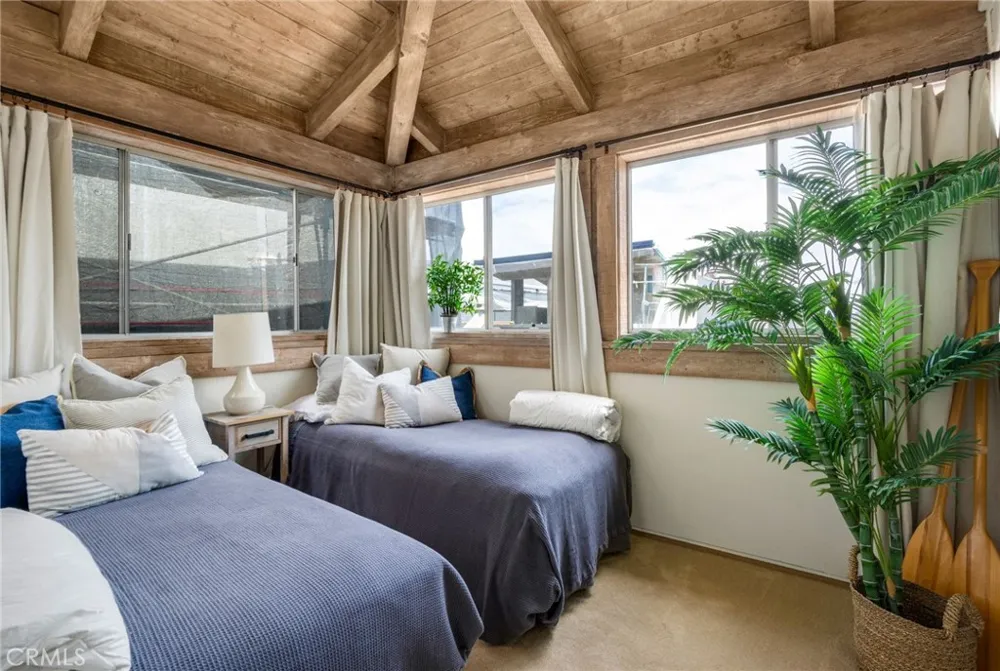 920 E Oceanfront Newport Beach, CA 92661