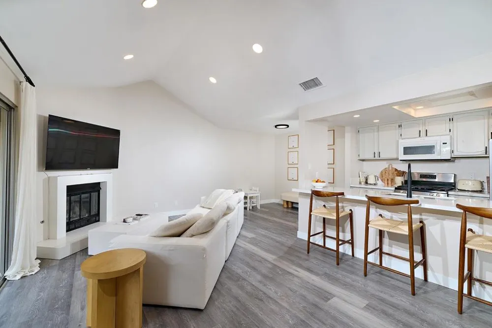 353 Windy Lane Vista, CA 92083