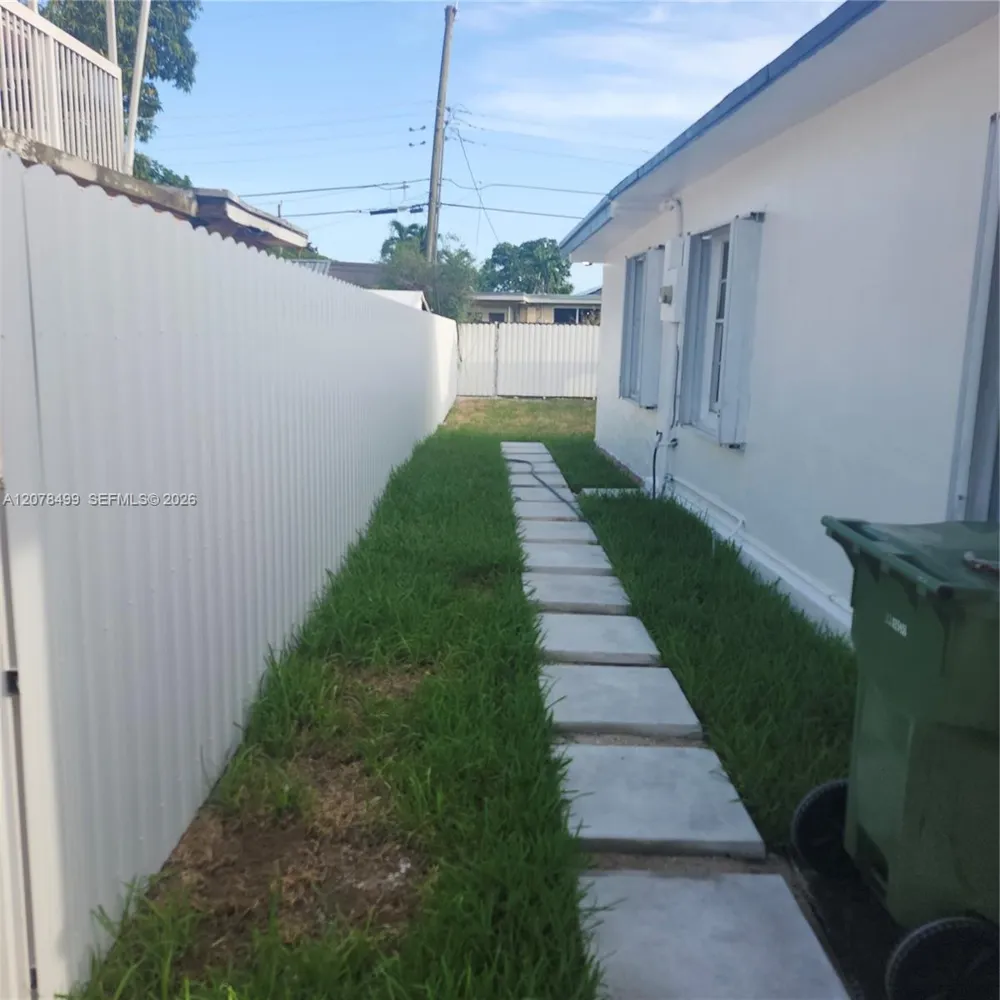 730 E 17th St Hialeah, FL 33010