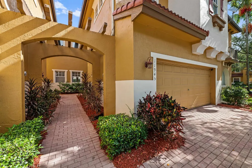 11945 NW 57th Manor Coral Springs, FL 33076