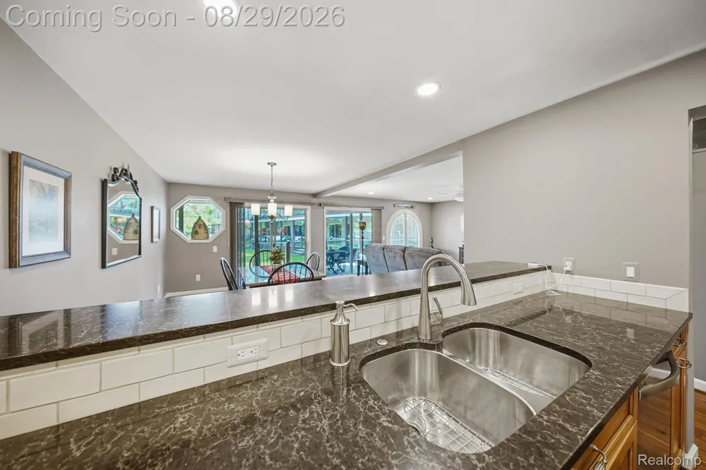 37848 Jefferson Avenue Harrison Charter Township, MI 48045