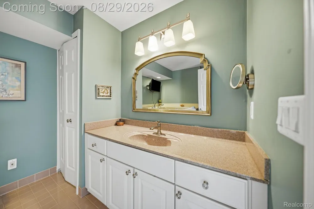 37848 Jefferson Avenue Harrison Charter Township, MI 48045