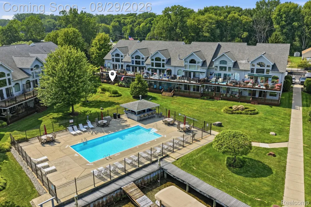 37848 Jefferson Avenue Harrison Charter Township, MI 48045