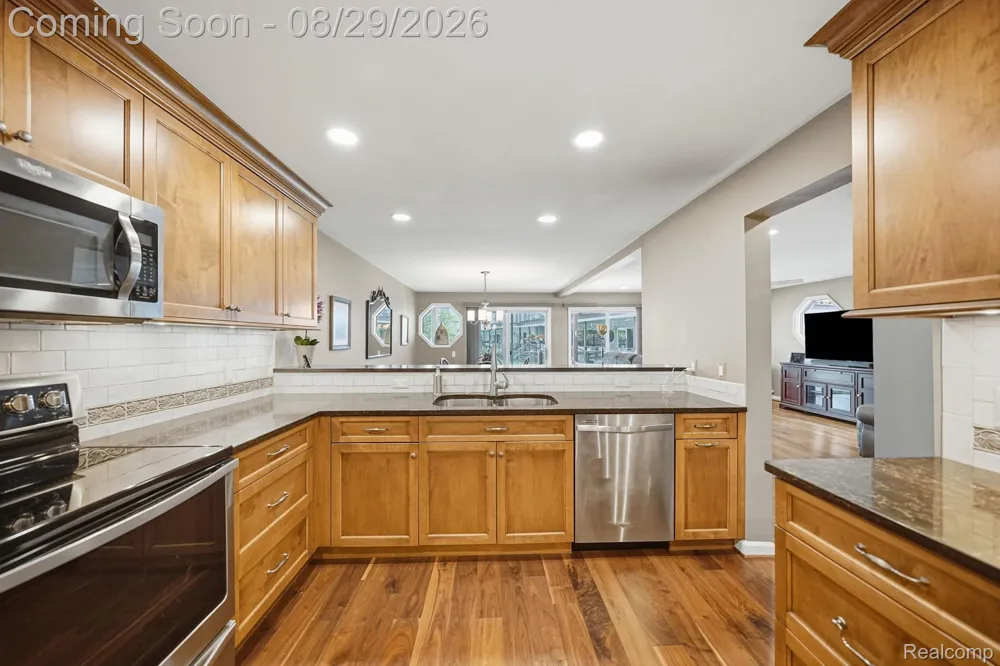 37848 Jefferson Avenue Harrison Charter Township, MI 48045