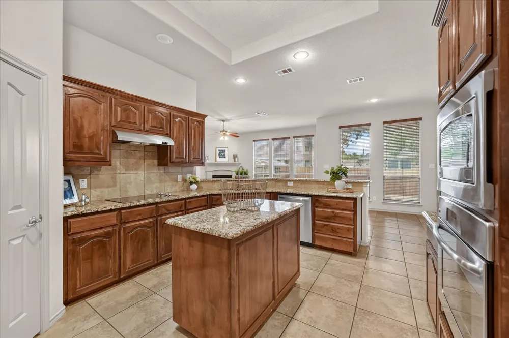 14 Lucas Lane Edgecliff Village, TX 76134