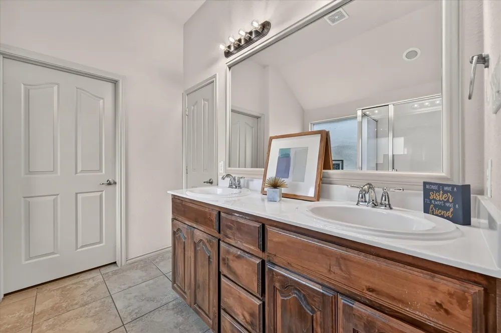 14 Lucas Lane Edgecliff Village, TX 76134