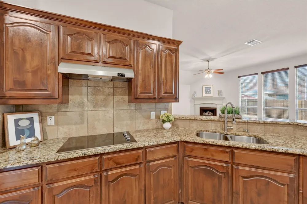14 Lucas Lane Edgecliff Village, TX 76134