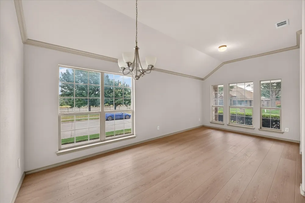 14 Lucas Lane Edgecliff Village, TX 76134