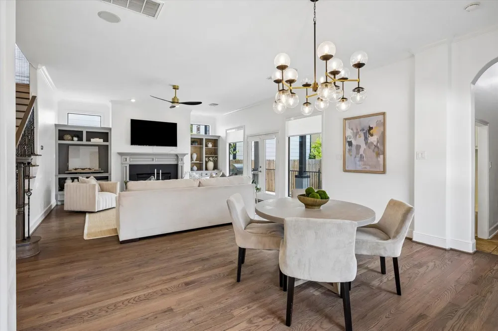 4523 Maple Street Bellaire, TX 77401