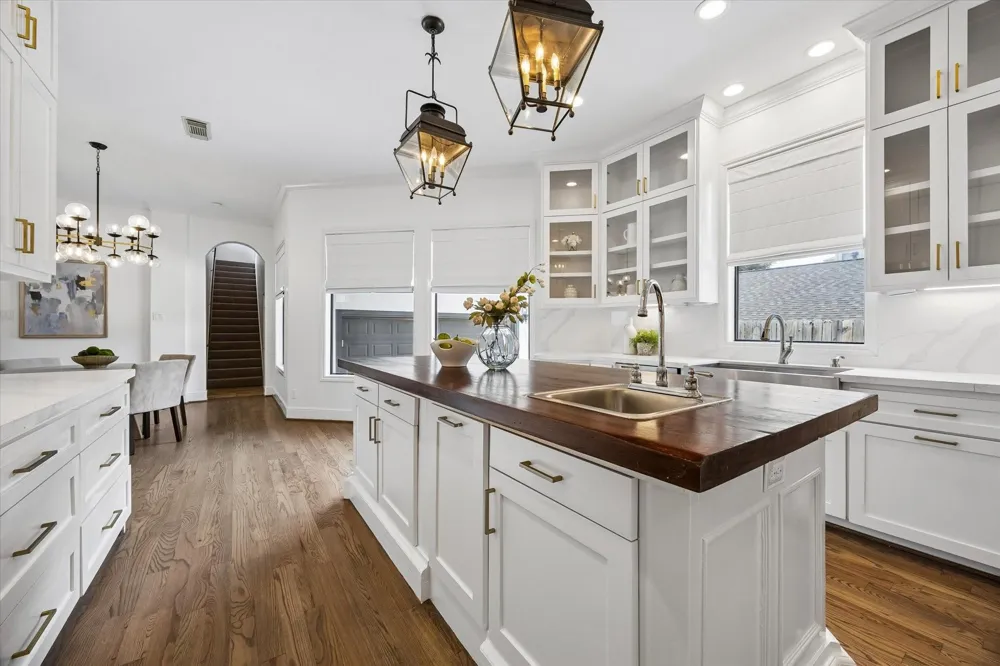 4523 Maple Street Bellaire, TX 77401