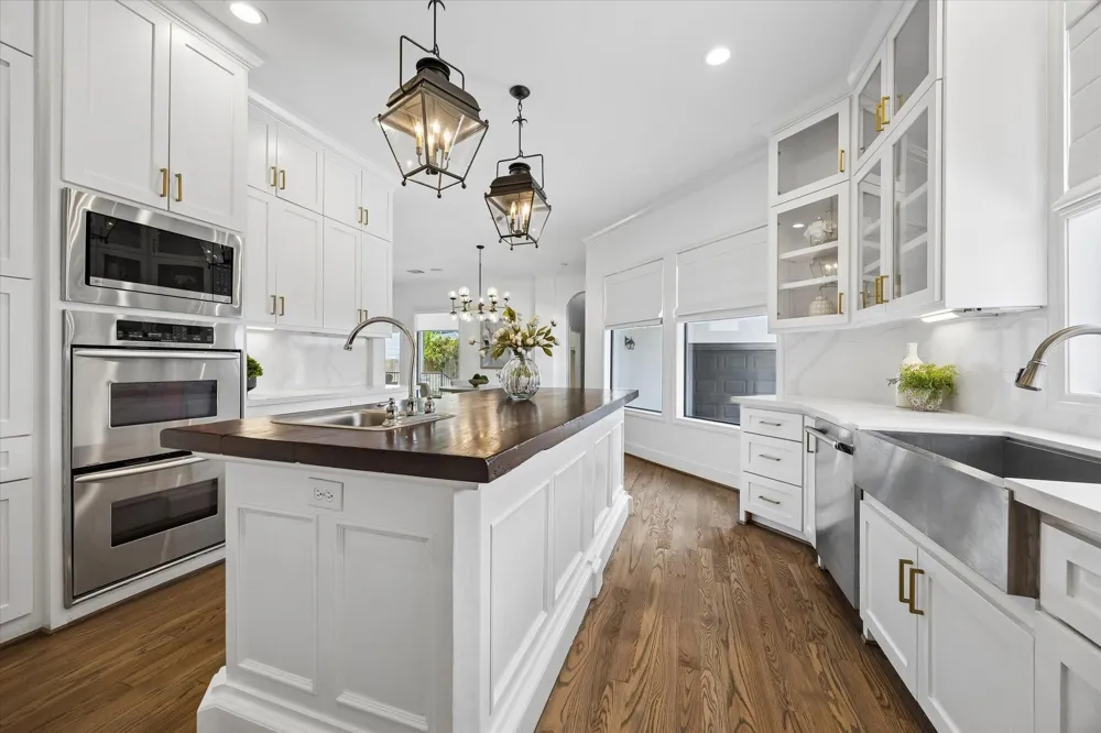 4523 Maple Street Bellaire, TX 77401
