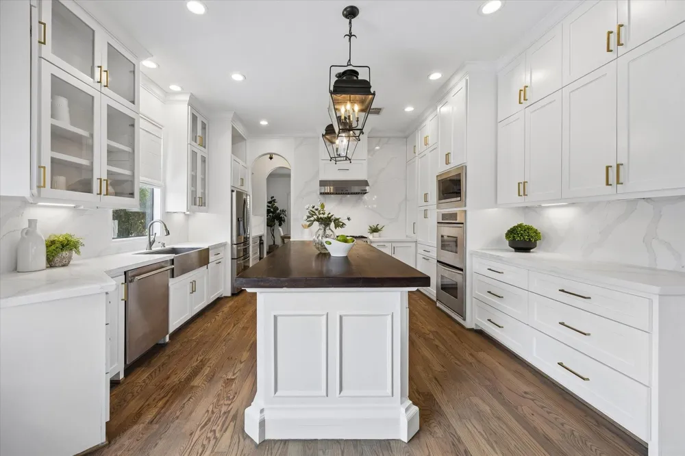 4523 Maple Street Bellaire, TX 77401