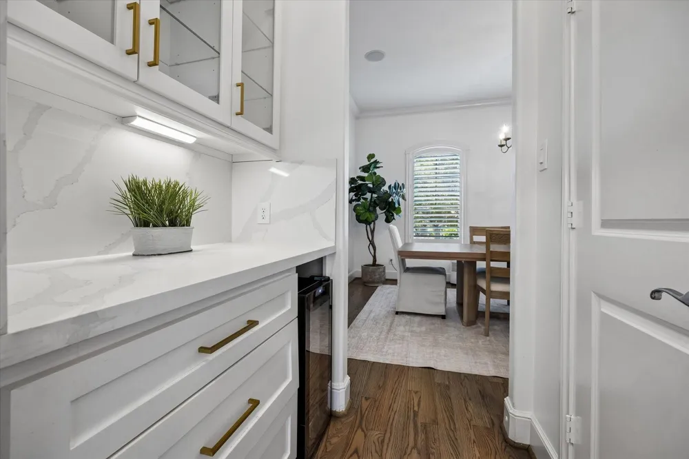 4523 Maple Street Bellaire, TX 77401