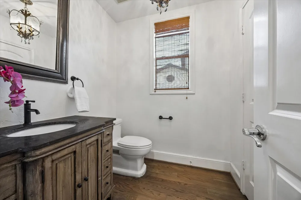 4523 Maple Street Bellaire, TX 77401