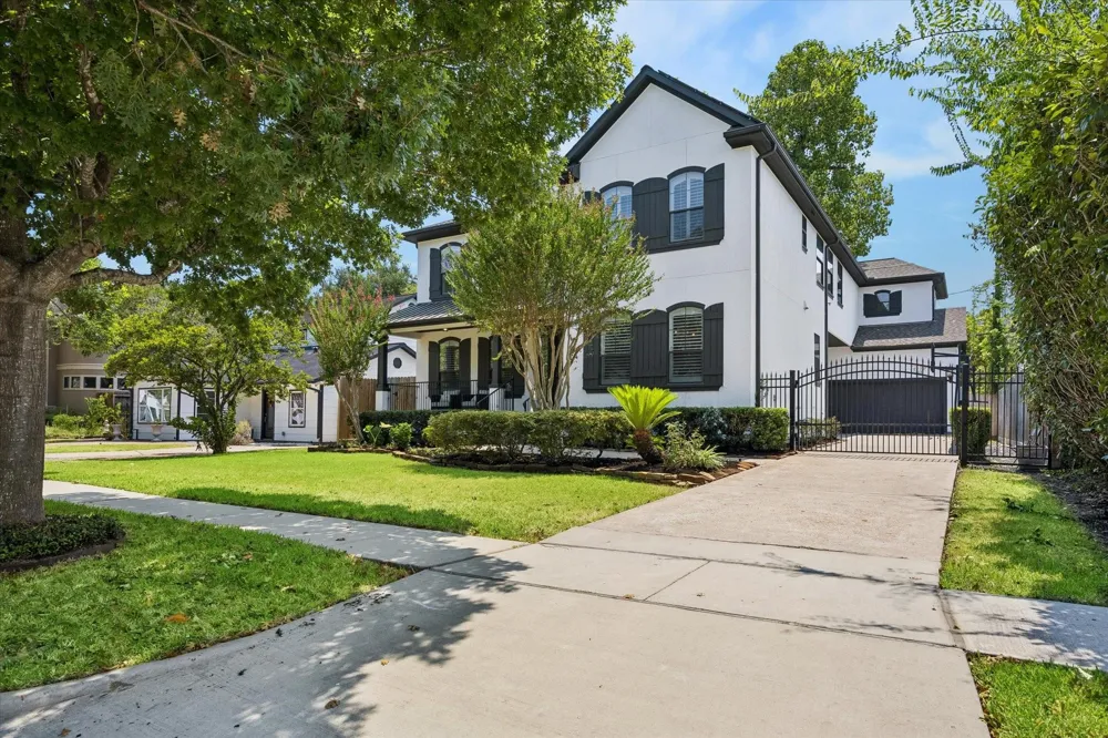 4523 Maple Street Bellaire, TX 77401