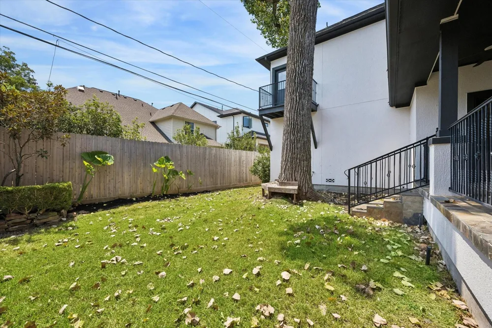 4523 Maple Street Bellaire, TX 77401