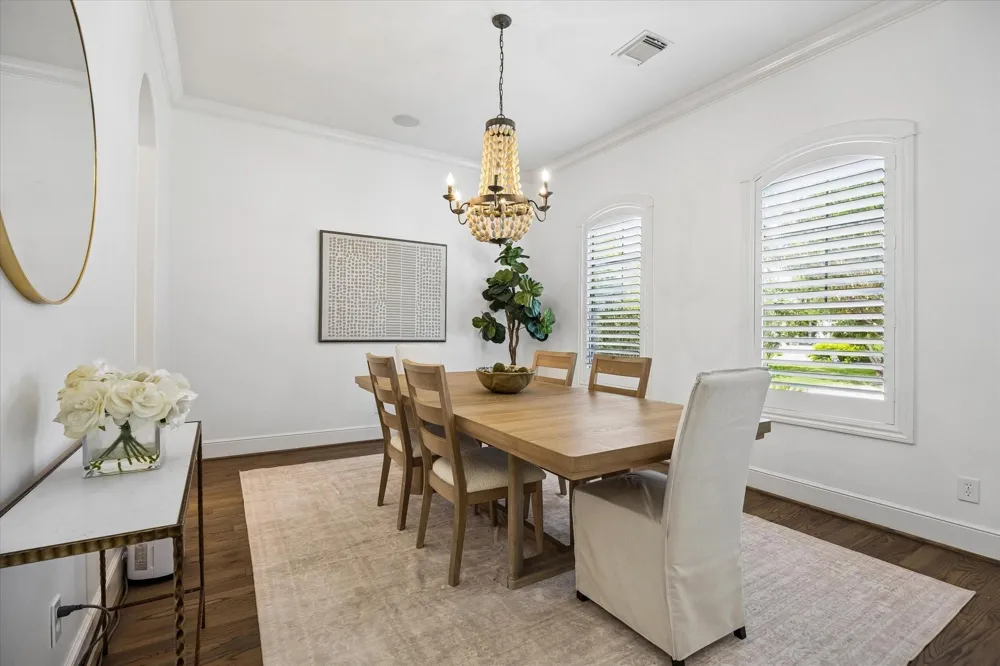 4523 Maple Street Bellaire, TX 77401