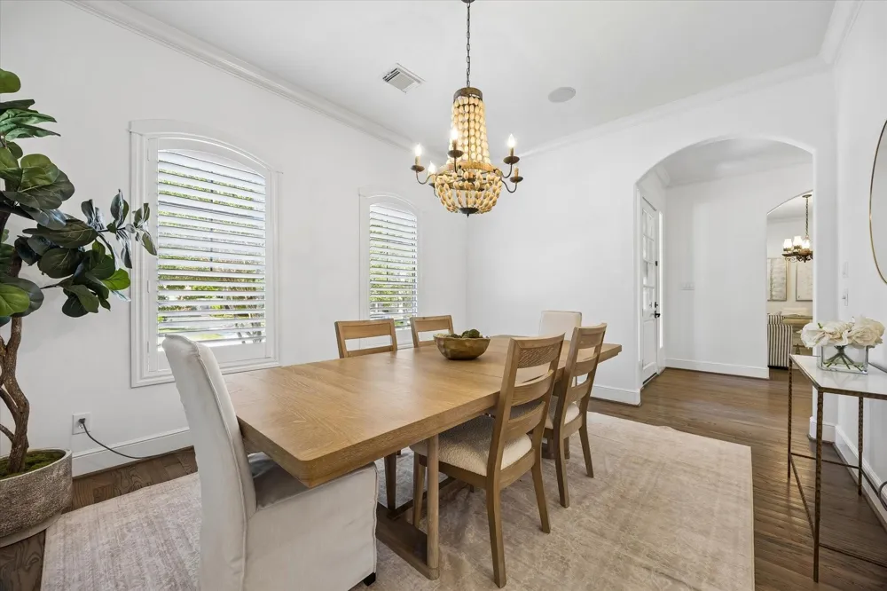 4523 Maple Street Bellaire, TX 77401