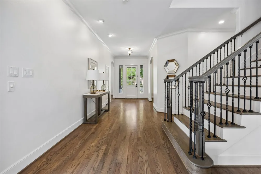 4523 Maple Street Bellaire, TX 77401