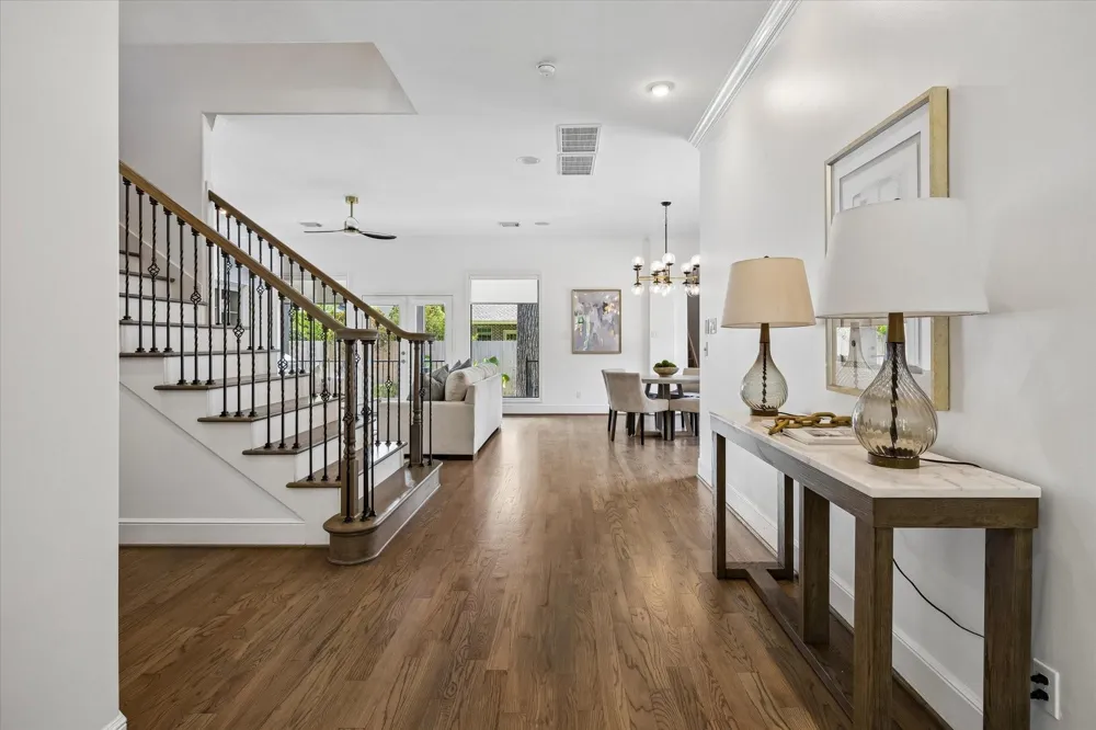 4523 Maple Street Bellaire, TX 77401