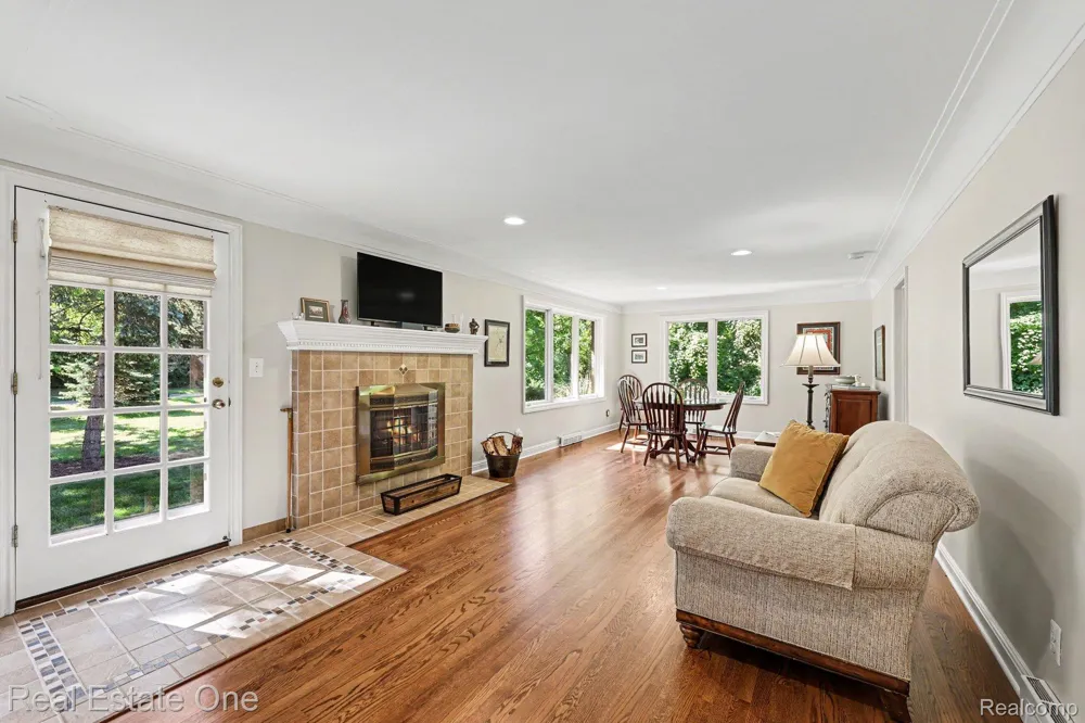 1123 Letica Drive Rochester City, MI 48307