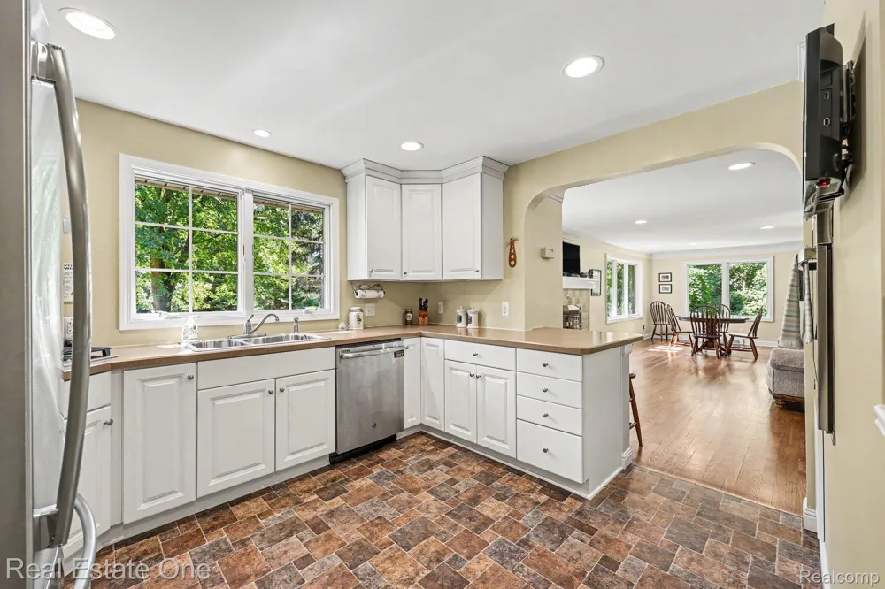 1123 Letica Drive Rochester City, MI 48307