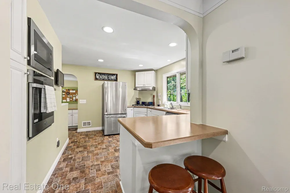 1123 Letica Drive Rochester City, MI 48307