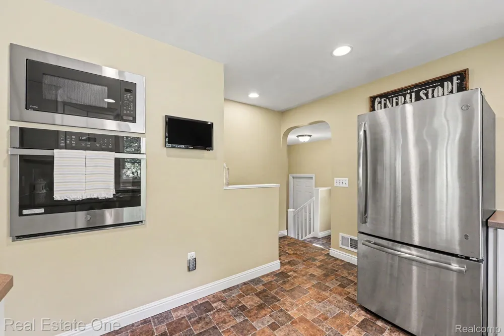 1123 Letica Drive Rochester City, MI 48307