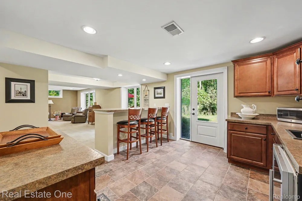 1123 Letica Drive Rochester City, MI 48307